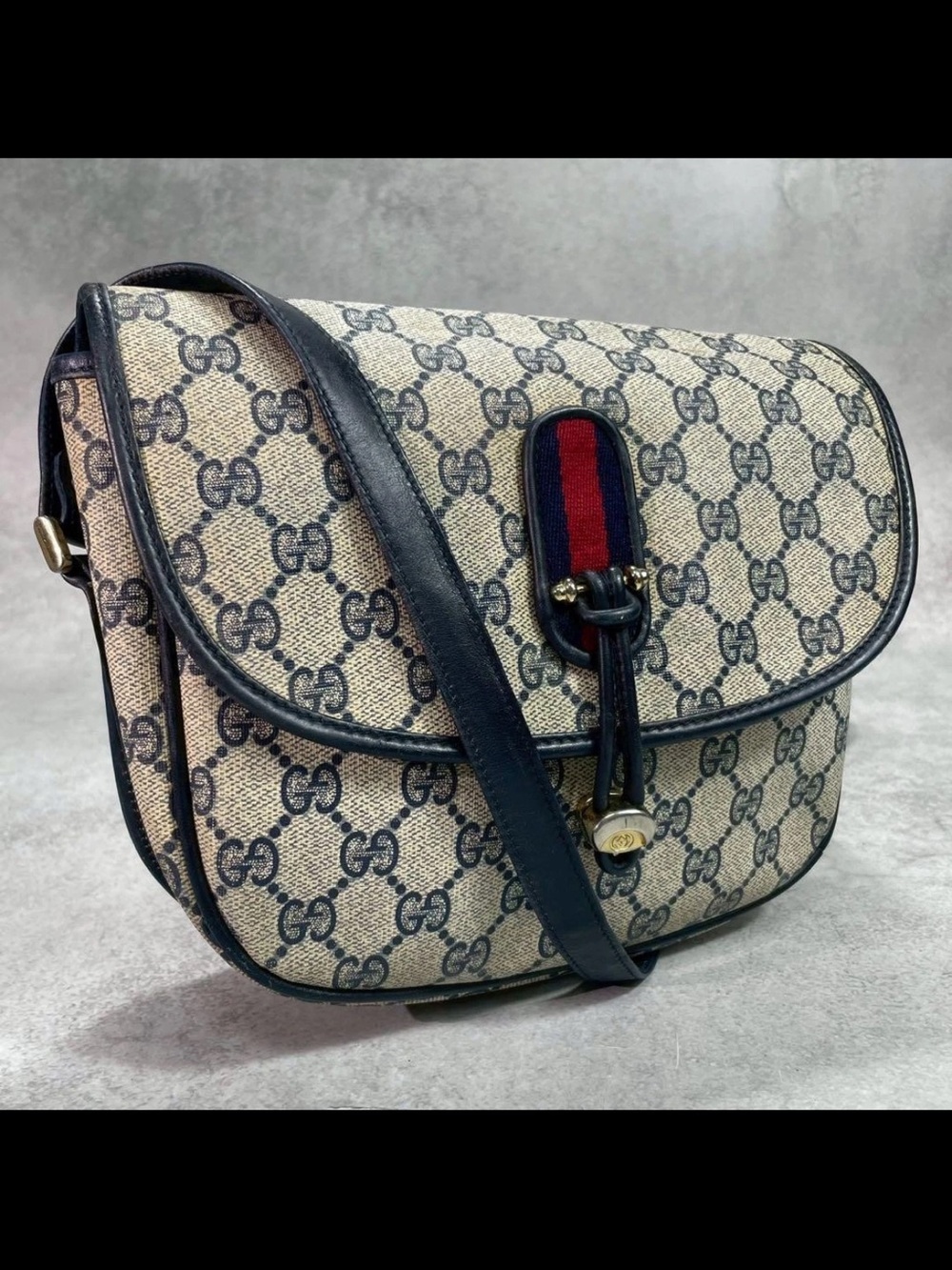 Gucci Beige GG Supreme Canvas Shoulder Bag with Navy Trim - Picture 1 of 11